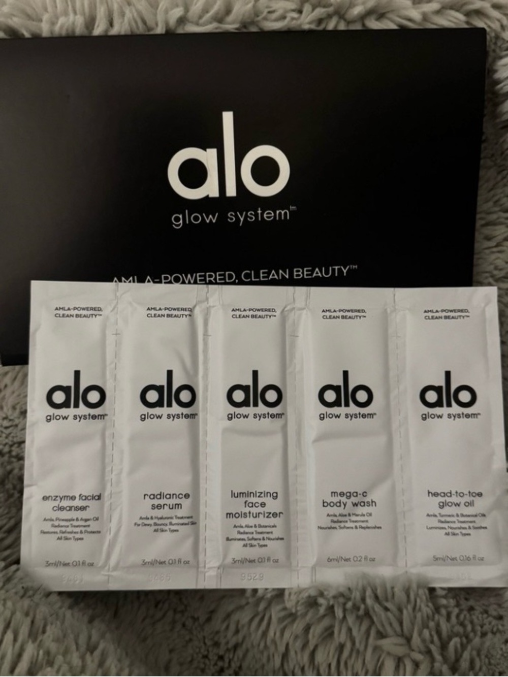 ALO Yoga Glow System Sample Sachet Set - Black & White